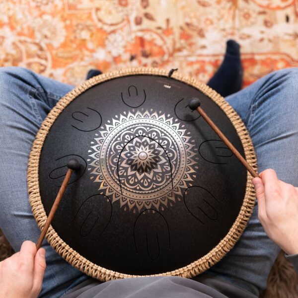 Meinl Sonic Energy Steel Tongue Drum 16″ Ø 40cm Octave Re Kurd Black Floreal OSTD1BKE